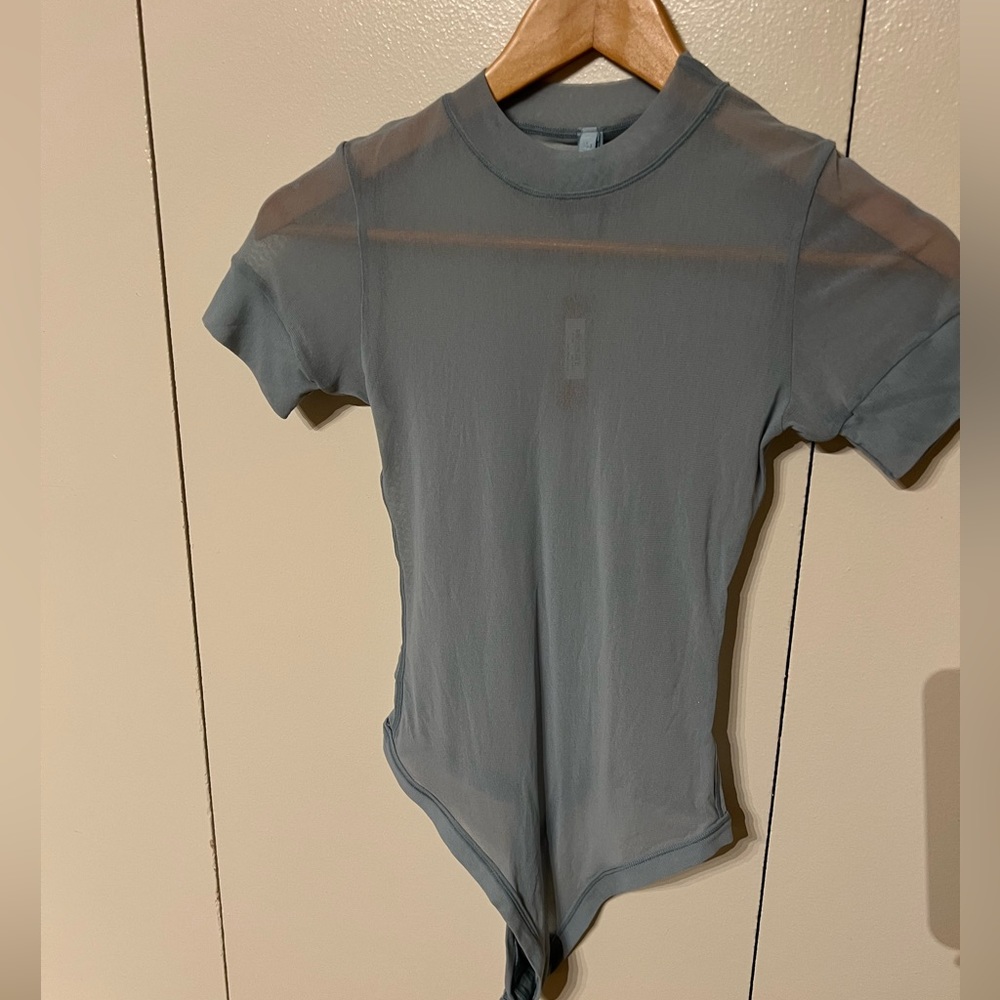Skims Summer Sheer Mesh T-
Shirt Bodysuit Sky
Women's S Crew Neck BS-TSH-0666